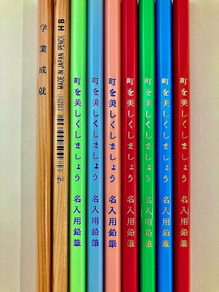名入れ鉛筆の文字拡大写真。ホットスタンプ(箔押し)で仕上げた印字面の質感と再現性を示すサンプル。